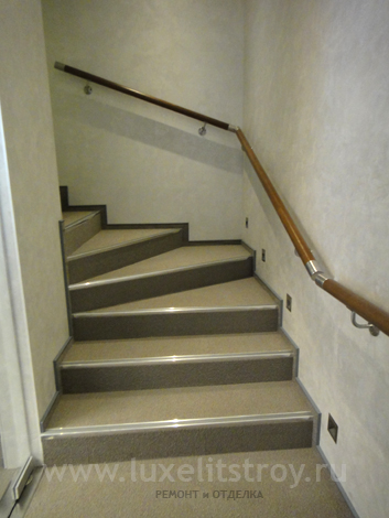 Винтовая лестница на второй этаж в офисе компании ЗАО ТД ТОТАЛ ПРОФИТ